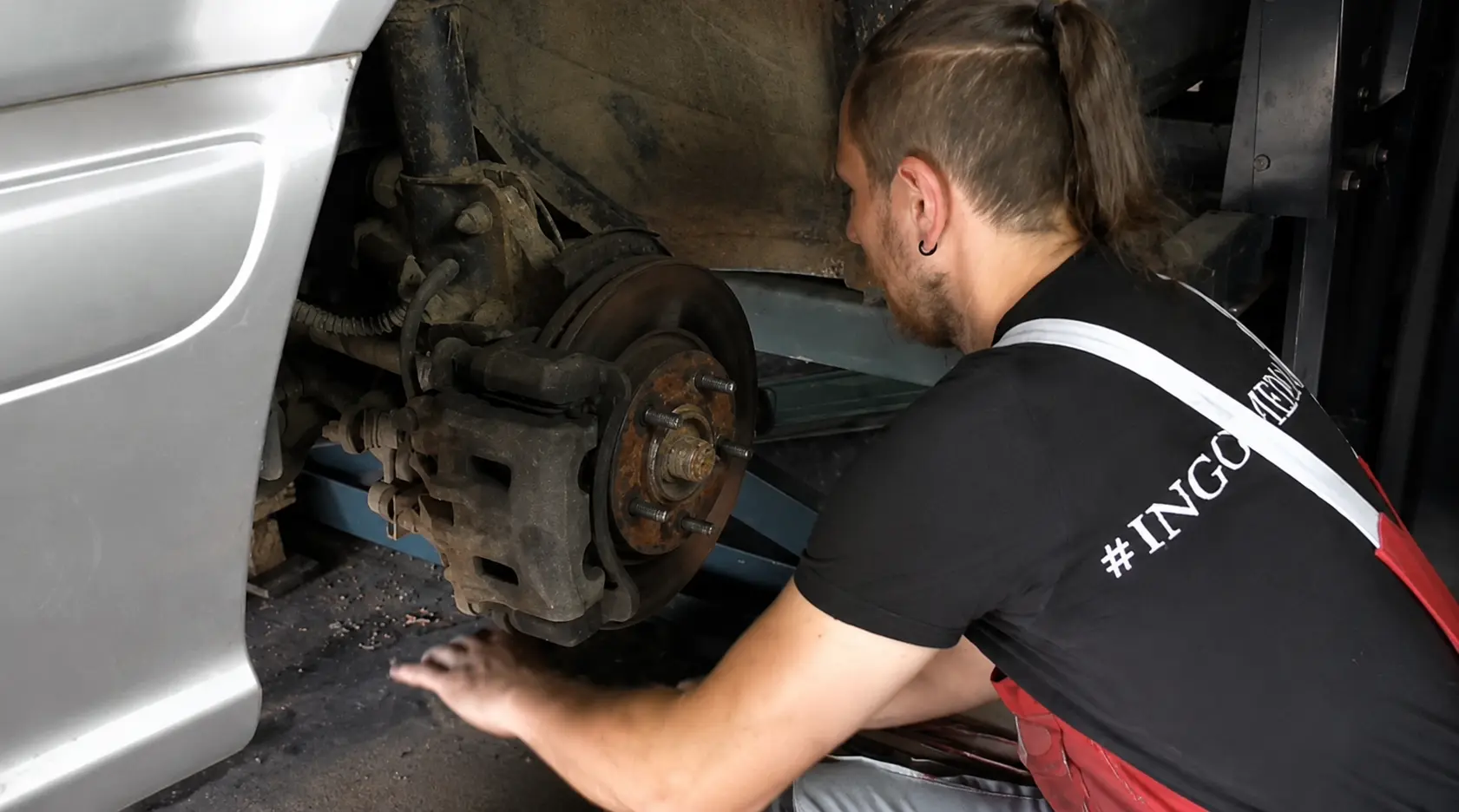 Cracked and rusted ABS tone ring affecting wheel speed sensor readings and triggering the ABS warning light